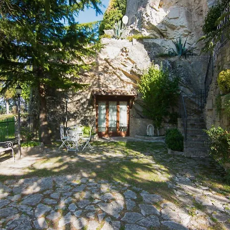 Romantic Medieval Escape * Petrella Guidi