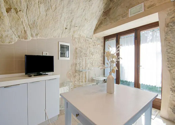 Romantic Medieval Escape * Petrella Guidi