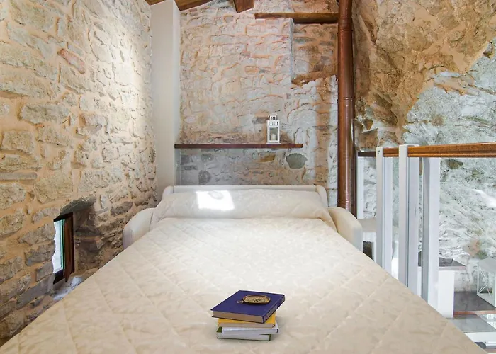 Romantic Medieval Escape * Petrella Guidi